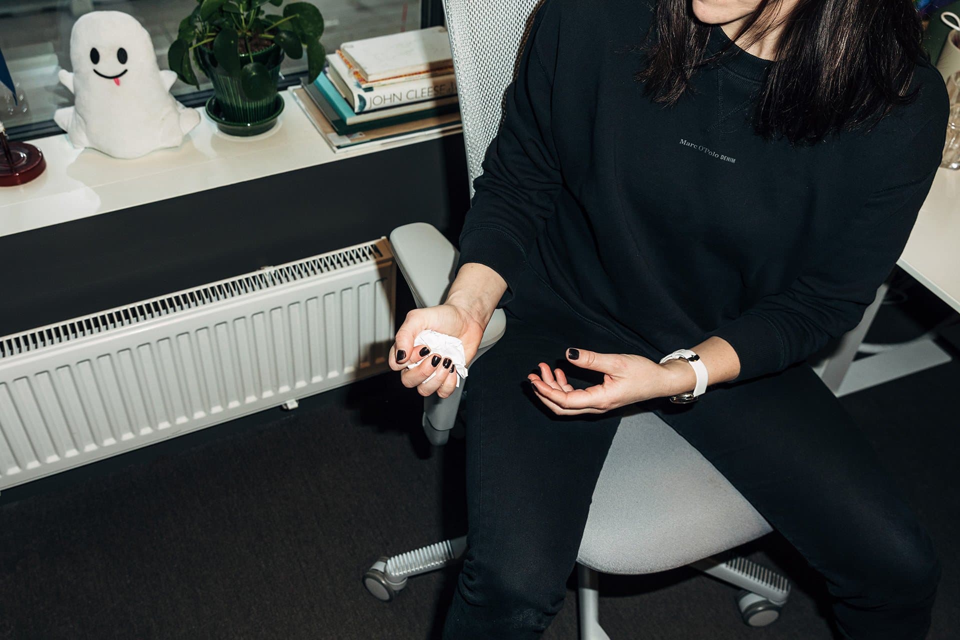 Knowit ansatte som diskuterer i gruppe