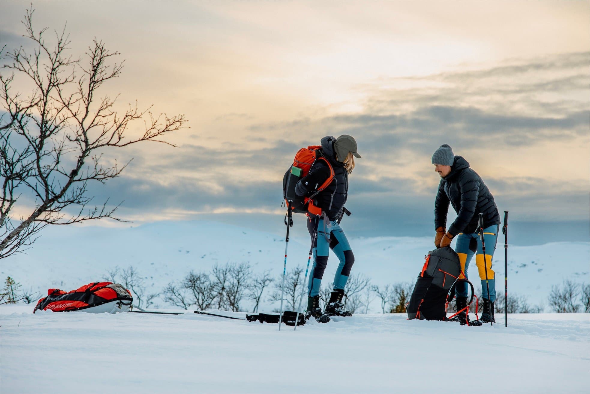 To personer på skitur med pulk og utstyr 