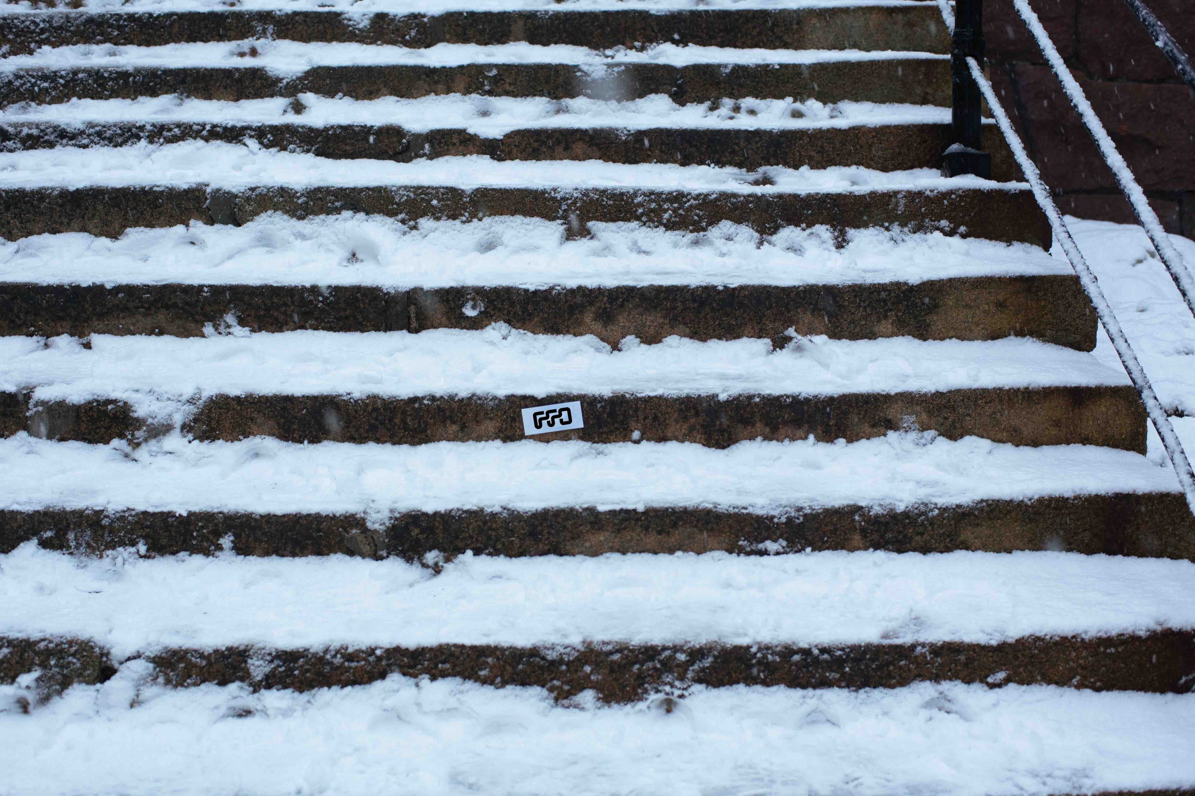 Klistermerke med FFO-logo på en trapp
